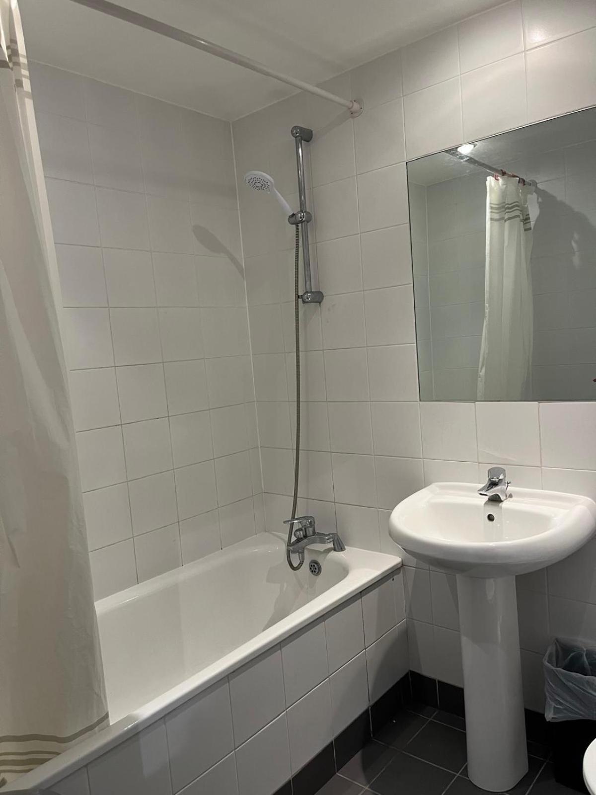2 Double Bedrooms Near Airport & Town Appartement