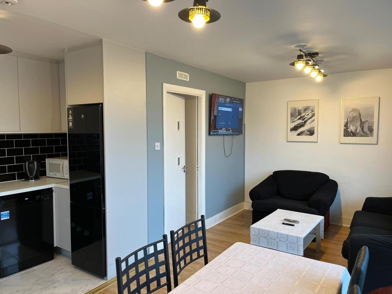 2 Double Bedrooms Near Airport & Town Appartement *